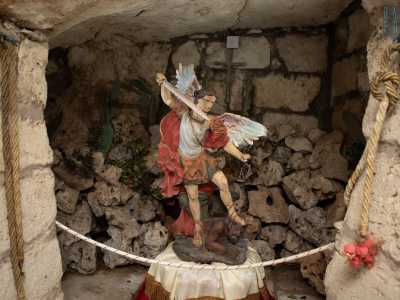 ...e una nicchia votiva con una statuetta di San Michele